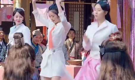 小姐姐穿古装吃饭图片,小姐姐古装用餐美图赏析