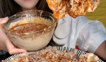 小姐姐吃麻酱面条