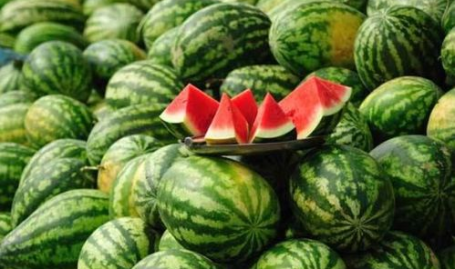 吃网红西瓜,夏日消暑新宠，口感与颜值并存